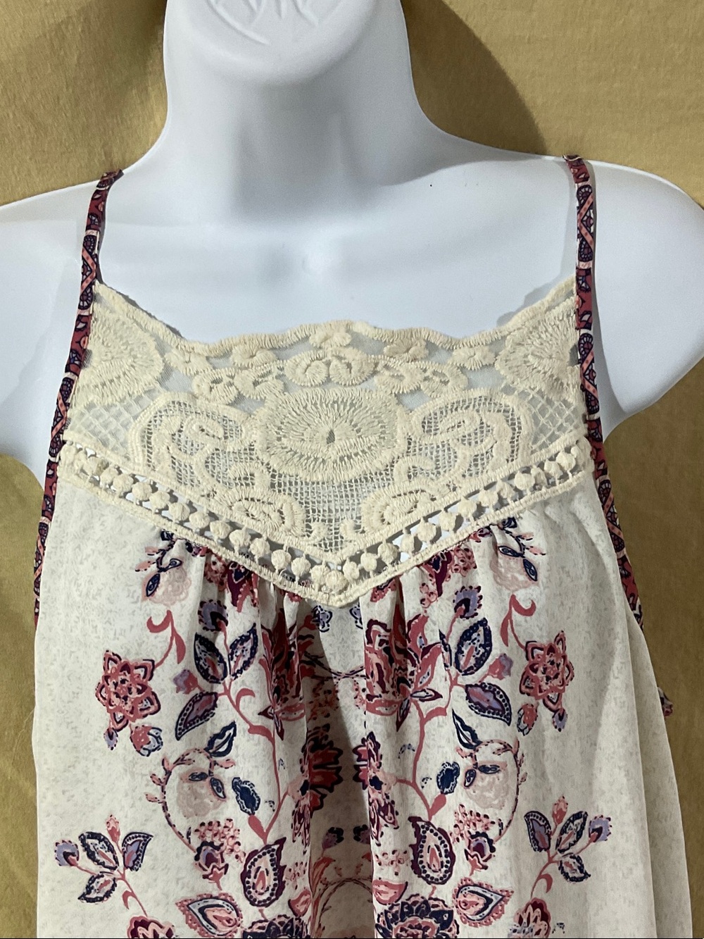 Jolt Size XL Cream Floral Lace-Trim Spaghetti Strap Camisole - Picture 2 of 6